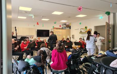 Tamburaški orkester iz Dobravelj na Oddelku za invalidno mladino in rehabilitacijo v Stari Gori